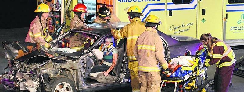 Les pompiers tentent d’extirper la conductrice de son véhicule à l’aide des pinces de désincarcération. Photo François Larivière | Le Courrier ©
