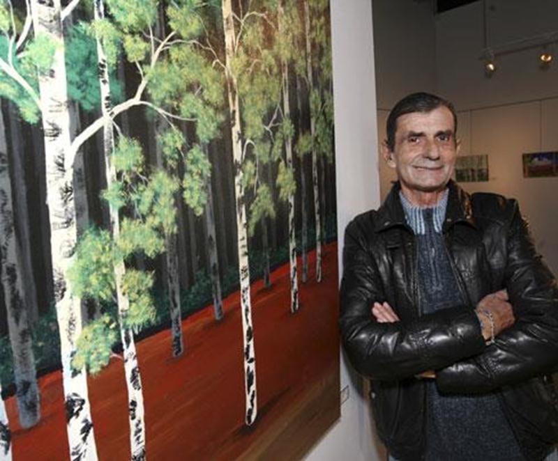 André Duchesne, à côté de la toile <em>Les bouleaux enchantés</em>.