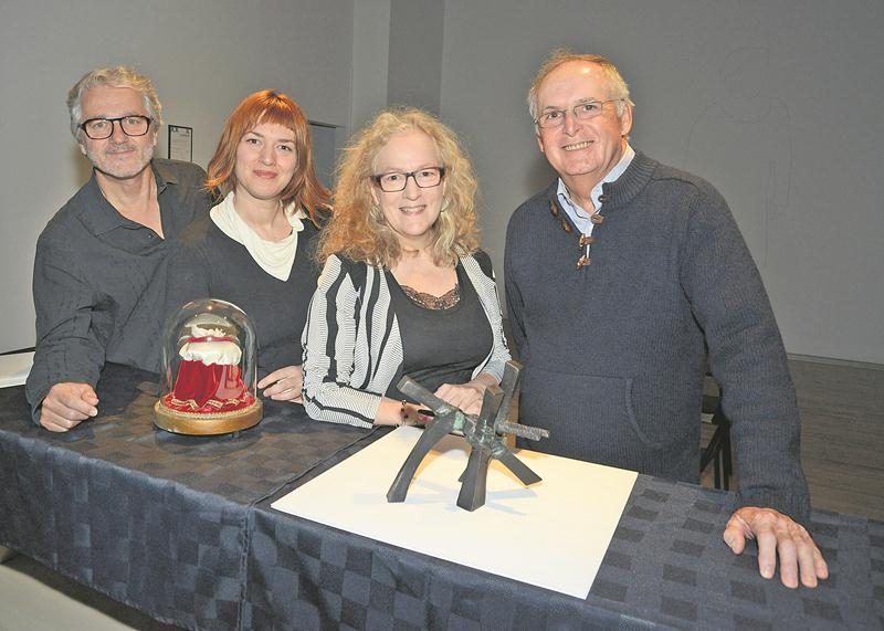 Marcel Blouin, directeur général et artistique, Roxane Chamberland, adjointe à la direction par intérim, Geneviève Barrette, adjointe administrative, et Jean-Marie Pelletier, président du conseil d’administration d’Expression, sont devant des œuvres de Thérèse Chabot et de Claude Millette qui seront vendues à l’enchère le 29 octobre. Photo François Larivière | Le Courrier ©