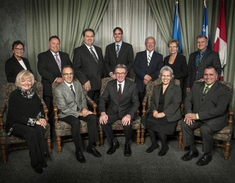Le nouveau maire de Saint-Hyacinthe, Claude Corbeil, entouré des onze conseillers municipaux.