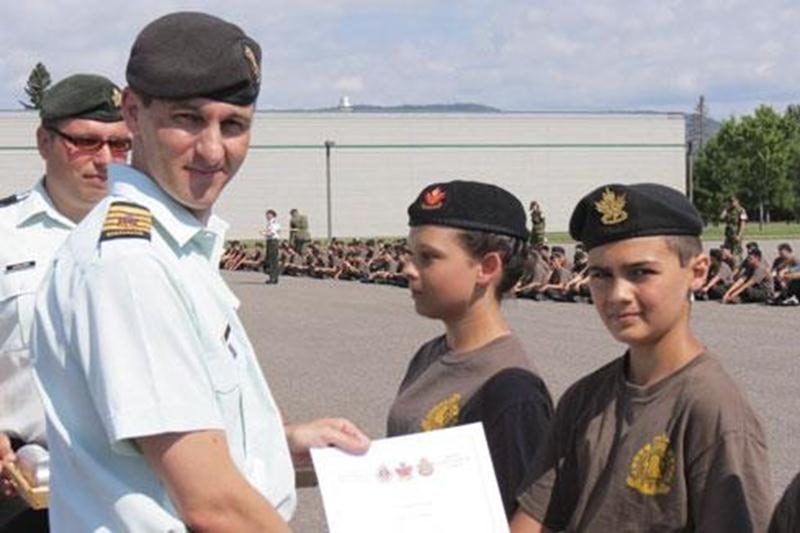 Le cadet Antoine Brien Corriveau, du Corps de cadets 01 6Bn R22ER, a été nommé meilleur cadet de son peloton, lors de la parade de graduation du cours d’instruction générale au camp des cadets de Valcartier, à Québec, le 27 juillet. Le jeune homme a été jugé sur son dynamisme, sa motivation, ses résultats, son comportement, sa tenue exemplaire et son efficacité en général. De plus, son attitude et son respect envers les autres ont été remarqués par ses officiers et cadets-cadres. Antoine s’est a