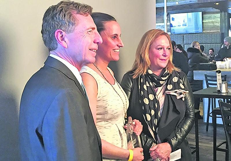 Sur la photo, de gauche à droite, Jean Gattuso, président et chef de l’exploitation d’Industries Lassonde et président et chef de la direction de A. Lassonde, Janick Martin, directrice générale des Industries gastronomiques Cascajares, et Sylvie Cloutier, présidente et directrice générale du CTAQ.