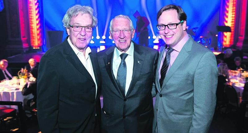 L’éditeur Benoit Chartier a renoué avec Rémi Marcoux, au centre, intronisé à l’Ordre des hebdos du Québec, et Alain Guilbert, ancien éditeur du Courrier de Saint-Hyacinthe et membre du jury des Grands Prix des hebdos. Photo Julien Chamberland Imacom ©