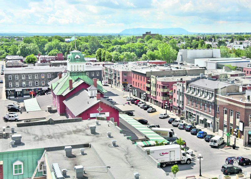 Joyau patrimonial du centre-ville de Saint-Hyacinthe, le Marché public sera le théâtre d’autres interventions majeures en 2017-2018. Tout son parement de brique devra notamment être remplacé. Photo Robert Gosselin | Le Courrier ©