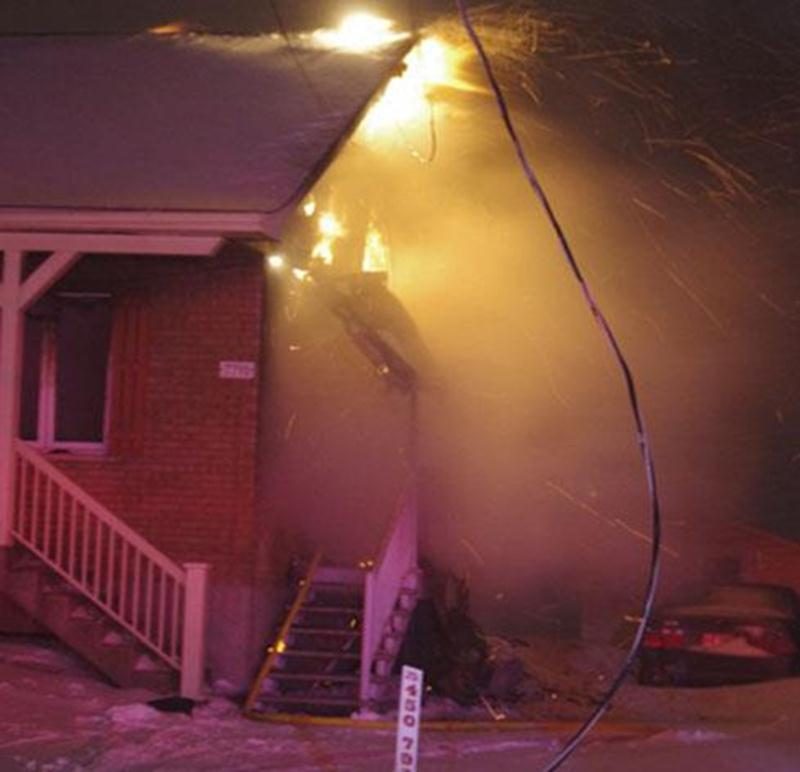 Une résidence du boulevard Laframboise, dans le secteur Saint-Thomas-d'Aquin, a été fortement endommagée lorsqu'un incendie s'est déclaré dans la nuit de samedi à dimanche. Deux personnes se sont retrouvées à la rue avant la période des Fêtes. Près d'une trentaine de pompiers ont été déployés afin d'éteindre le brasier, qui touchait plus particulièrement l'entretoit de la résidence. Les dommages sont estimés à plus de 65 000 $.