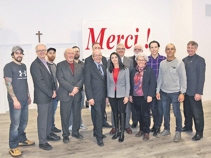 Plusieurs généreux partenaires et artisans associés à la construction du nouveau pavillon du Camp Richelieu ont tenu à participer à son inauguration. Photo Robert Gosselin | Le Courrier ©