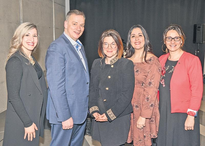 On reconnaît, dans l’ordre habituel : Magaly Caouette, présidente du conseil d’administration de la Fondation Martin-Giard, l’abbé Éloi Giard, président d’honneur de la campagne de financement 2018, Natacha Gagné-Patenaude et Michèle Guimond, animatrices à la vie spirituelle et à l’engagement communautaire, et Line Robillard, directrice adjointe aux études et à la vie étudiante du Cégep de Saint-Hyacinthe.