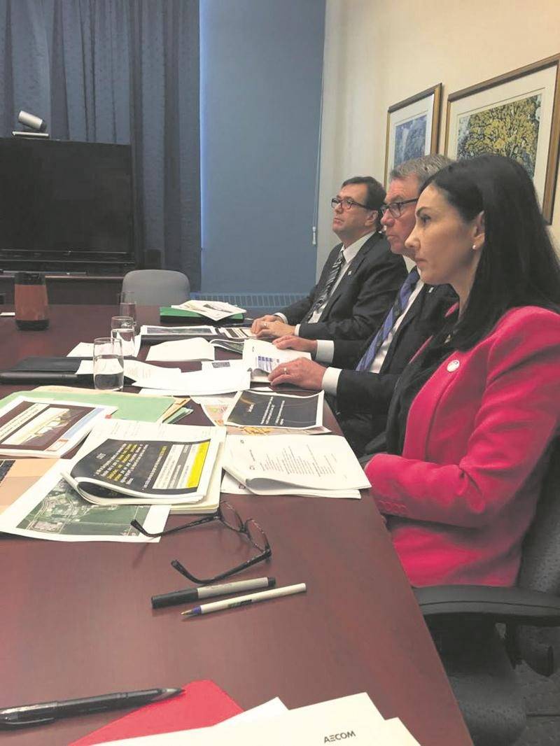 Le 2 mars, la députée Chantal Soucy était à Québec en compagnie du maire Claude Corbeil et du directeur général de la Ville, Louis Bilodeau, pour discuter du projet du tunnel ferroviaire avec les représentants du ministère des Affaires municipales et de l’Occupation du territoire.
