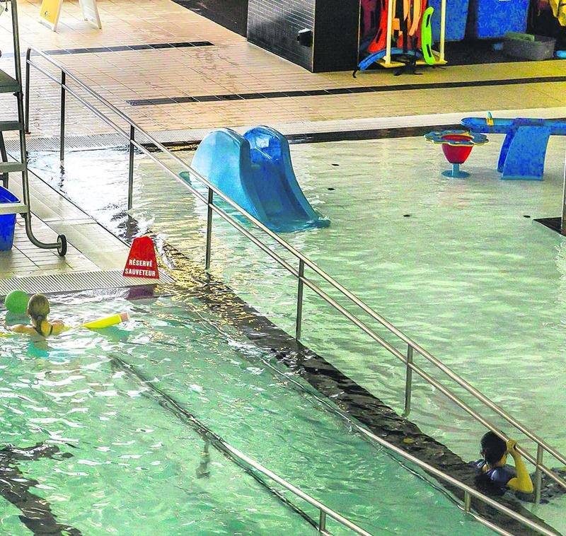 Une rampe métallique en partie immergée dans l’un des bassins du Centre aquatique Desjardins qui est destinée aux personnes à mobilité réduite pourrait compromettre la sécurité des ­baigneurs, selon la Régie du Bâtiment du Québec. Photo François Larivière | Le Courrier ©