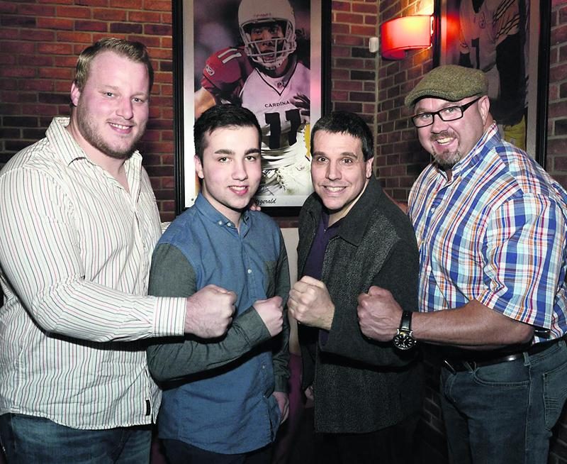 Un quatuor de choc réuni pour la sixième édition du Mardi de gars : Luc Brodeur-Jourdain, Félix-Antoine Brodeur, Martin Bourassa et l’homme le plus fort au monde dans la catégorie Maître en 2013, le colosse Mike Saunders. Photo François Larivière | Le Courrier ©