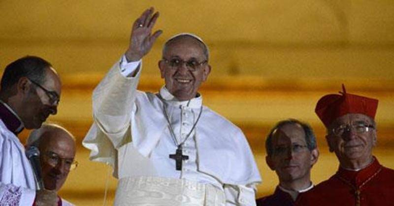 Le nouveau pape François 1<sup>er</sup> salue la foule du balcon de la Basilique Saint-Pierre à Rome.