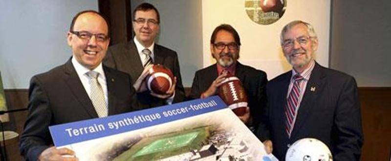 La Ville de Saint-Hyacinthe et le Cégep en sont venus à une entente pour la construction d'un terrain synthétique afin d'accueillir entre autres l'équipe de football collégial division 3 qui se joindra aux Lauréats à l'automne 2014.