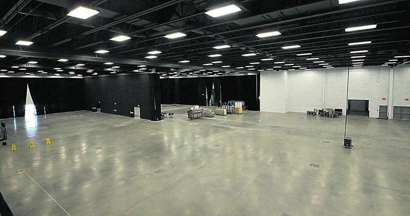 La salle principale de 60 000 pieds carrés (notre photo) est divisible en quatre salles. Lors du passage du COURRIER, on commençait à préparer le vaste espace à accueillir la Foire de l’habitation et ses 116 exposants. Photo François Larivière | Le Courrier ©