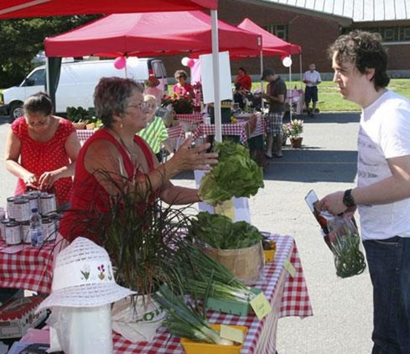 Les producteurs des environs prendront place chaque samedi à côté de l'église de Saint-Louis-de-Richelieu.