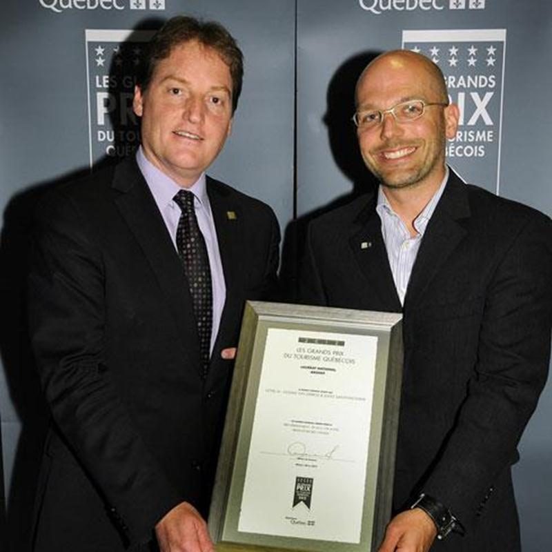 Louis Martel, directeur général Bell Marchés Affaires, remet le prix « Argent » de la catégorie <em>Hébergement de 40 à 199 unités</em> à Kristopher Wekarchuk, directeur général du Holiday Inn Express & Suites de Saint-Hyacinthe.