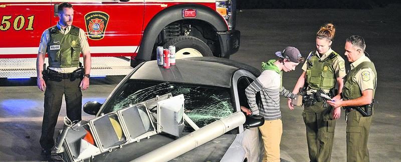 Alors que les ambulanciers s’occupaient des blessés, les policiers ont procédé à l’arrestation d’un jeune homme pour conduite avec des capacités affaiblies causant la mort et des lésions. Photo François Larivière | Le Courrier ©
