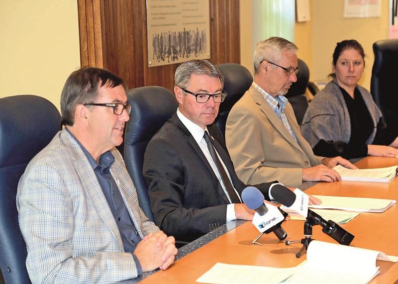 Le directeur général Louis Bilodeau, le maire de Saint-Hyacinthe Claude Corbeil, le directeur des Finances Michel Tardif et la directrice des Communications Brigitte Massé au cours de la conférence de presse sur le rapport financier 2016. Photo Robert Gosselin | Le Courrier ©