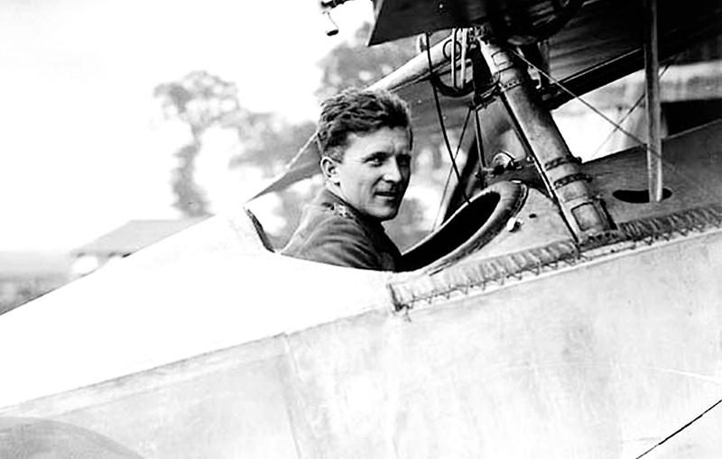 Le commandant « Billy » Bishop aux commandes de son appareil, un Nieuport 17 Scout, le 6 août 1917.  Photo : Achives publiques du Canada, PA-001654