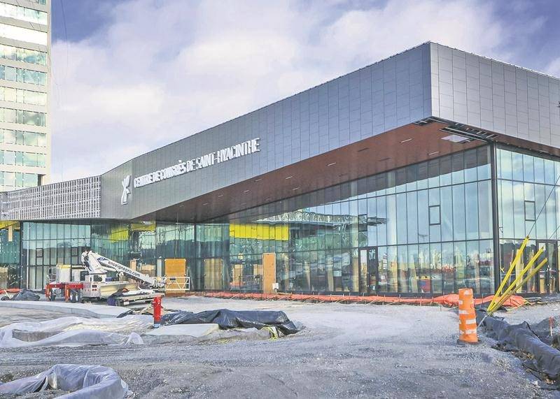 Les travaux de construction du Centre de congrès municipal seront terminés d’ici un mois, selon la Ville de Saint-Hyacinthe. Photo François Larivière - Le Courrier