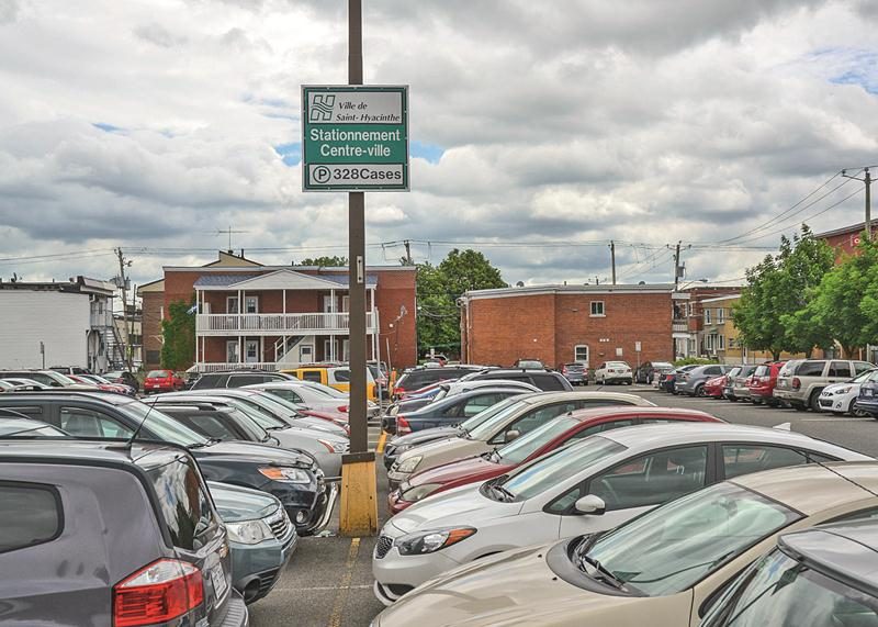 Le retrait du projet de règlement de zonage nécessaire à l’agrandissement du statonnement Centre-ville n’empêchera pas la démolition prochaine d’au moins deux des trois bâtiments résidentiels acquis par la Ville le long de Maguerite-Bourgeoys.  Photo François Larivière | Le Courrier ©