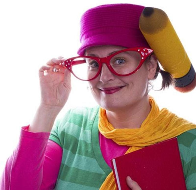 Bonne nouvelle! La Maskoutaine Julie Royer vient de faire paraître le troisième tome des aventures de la Bande à Gribouille Bouille! Ainsi, dans <em>Le sorcier Mâchemou</em> (Éditions du Phoenix), Gribouille Bouille et sa bande visitent le château d’Aurore, la Belle au bois dormant. Celle-ci a en effet invité Gribouille Bouille et sa bande à animer l’anniversaire de mariage de ses parents. Or, au moment où Gribouille Bouille et ses amis montent sur scène, Aurore réalise qu’elle a oublié d’invite