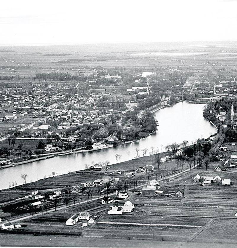 Vue aérienne de la rivière Yamaska direction est, vers 1950. Centre d’histoire de Saint-Hyacinthe, ASE 17 dos 3-2.