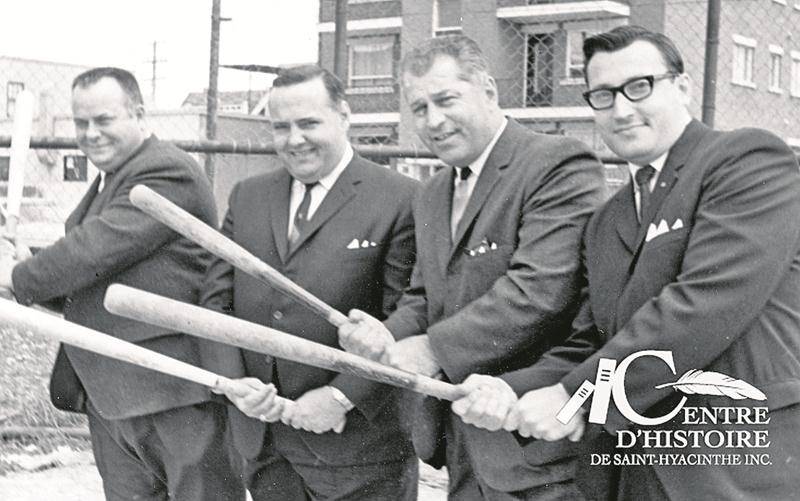 Ouverture de la Ligue de balle-molle « Dow » en juin 1965. Bernard Lamontagne, 2e à partir de la gauche, est vice-président de la ligue. Collection Centre d’histoire, CH478.