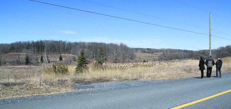 C’est exactement à cet endroit, en bordure de la portion du rang Salvail Nord qui a été ­reconstruite, que s’est produite la tragédie du 10 mai 2010. Le sol s’est stabilisé après le ­glissement, et plus rien n’y paraît aujourd’hui. Photo François Larivière | Le Courrier ©