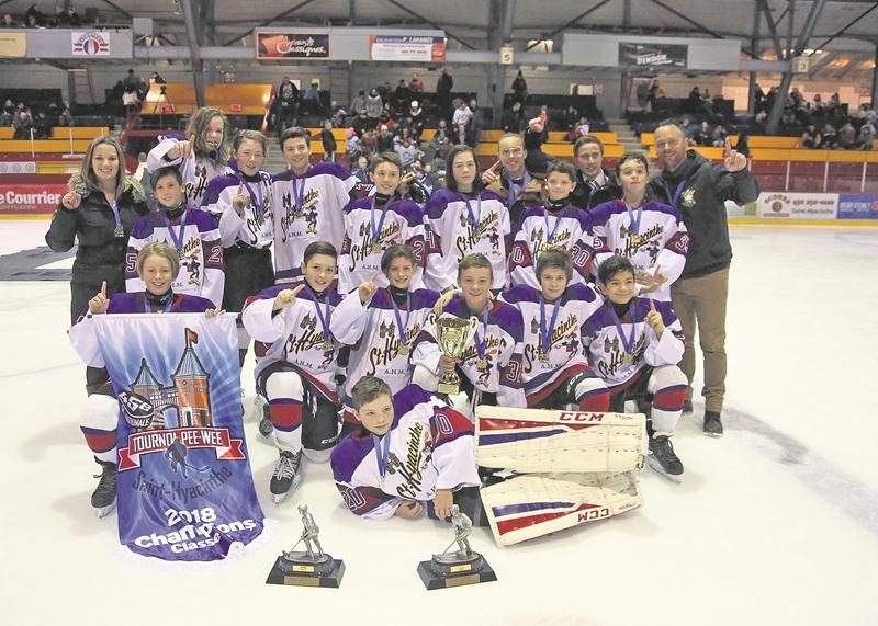 Les Gaulois de Saint-Hyacinthe pee-wee B sont revenus d’un déficit de 2 à 1 pour remporter la bannière de champions. Photo Robert Gosselin | Le Courrier ©