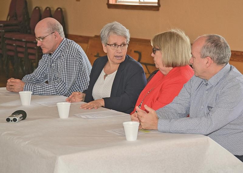 Gabriel Michaud, administrateur de Réseau internet maskoutain, Brigitte Sansoucy, députée de Saint-Hyacinthe-Bagot, Francine Morin, préfet de la MRC des Maskoutains, et Janin Ouellet, directeur opération de Cooptel, ont parlé d’une même voix pour défendre l’ambition du projet déposé dans le cadre du programme fédéral Brancher pour innover.Photo François Larivière | Le Courrier ©