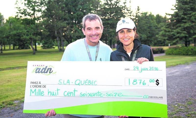 Sur la photo on reconnaît Bertrand Godin qui remet le chèque de 1 876 $ à Claudine Cook, directrice générale de la SLA du Québec, dans le cadre du Défi ADN qui a eu lieu le 29 juin.  Photo Andrée-Anne Rivest