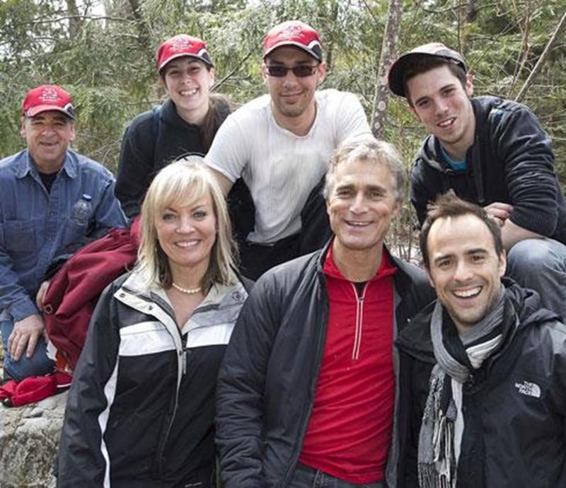 Sur la photo on aperçoit, à l'avant, Pierre Boulos, propriétaire du Canadian Tire de Saint-Hyacinthe, et Sébastien Benoit, porte-parole de la Fondation Bon départ en compagnie de membres de sa famille et de son entourage.