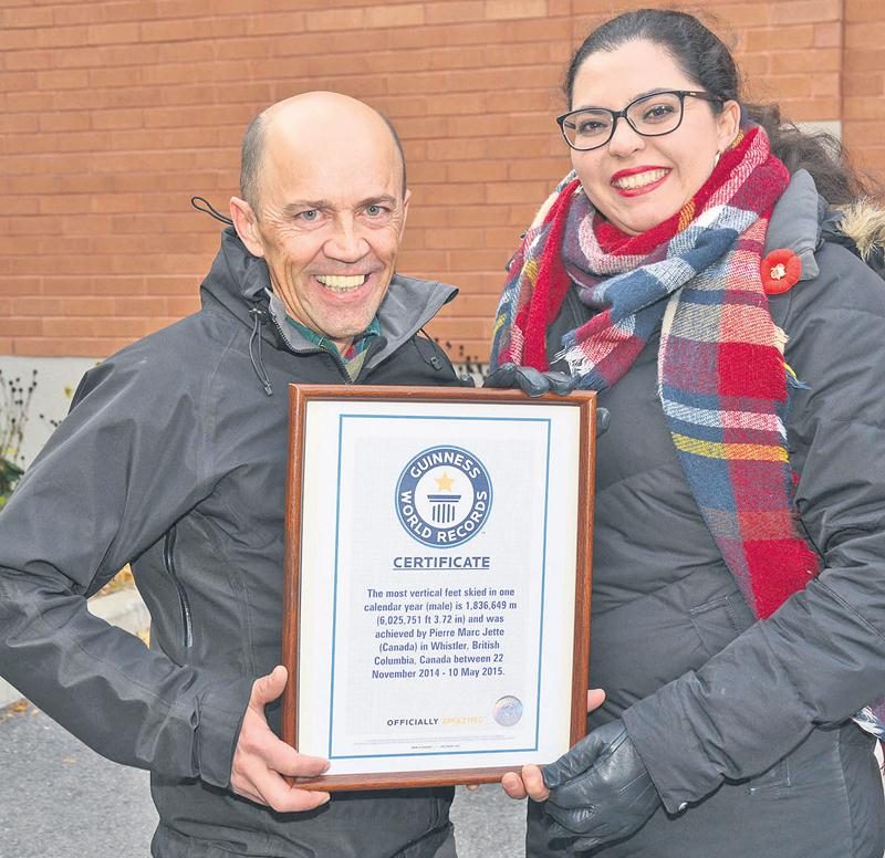 Pierre Jetté affiche fièrement la plaque reçue par Guinness pour l’authentification de son record de la plus grande distance verticale descendue en ski en un an. On le voit en compagnie de Nouha Ben Gaied, directrice de recherche et développement à la Fédération québécoise des Sociétés Alzheimer. Photo François Larivière | Le Courrier ©