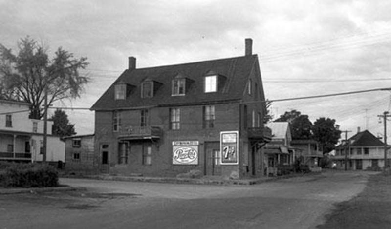 Cet édifice situé au coin des rues Cushing et Boulay était le lieu de réunion des fidèles de l’Église méthodiste d’Acton Vale. Converti en logement, et plus tard, en restaurant, il fut démoli en 1962 pour faire place au stationnement municipal.