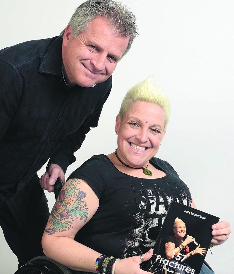Bernard et Jani Barré avec leur livre cosigné 157 fractures. Photo François Larivière | Le Courrier ©