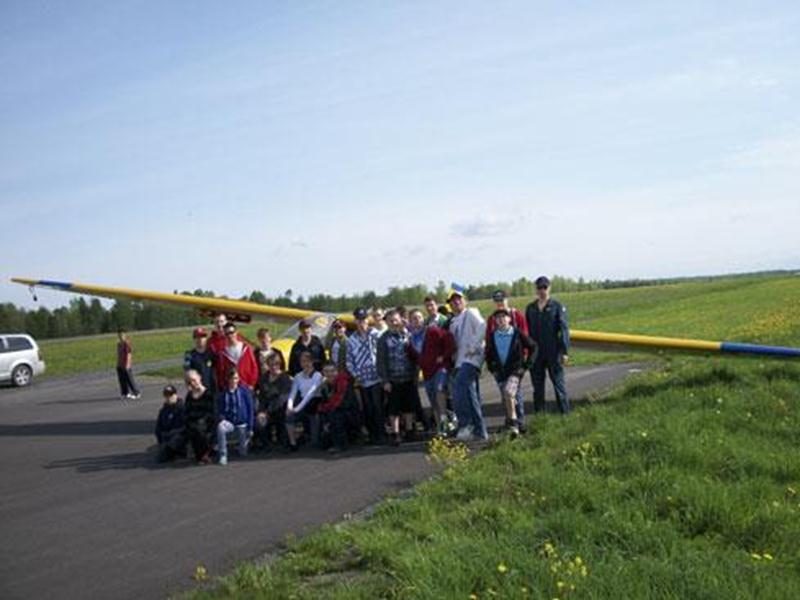 Le samedi 24 septembre, les cadets de l'air participeront à une journée de planeur organisée par l'Escadron 953 des cadets de l'air de Saint-Hyacinthe. Cette activité fait partie des nombreuses activités offertes à ceux et celles qui désirent faire partie d'un groupe de jeunes dynamiques et impliqués dans leur communauté. Les cadets de l’air de Saint-Hyacinthe attendent les jeunes de 12 à 18 ans le mercredi, à 19 h, au Manège militaire (boul. Laframboise). Si tu es intéressé, compose le 450 261-