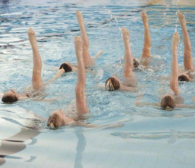 L'équipe intermédiaire des Vestales exécute sa routine lors de la compétition par équipes, en février, au Complexe aquatique Desjardins.