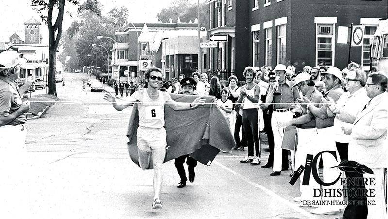 Jacques Mainguy remporte le Marathon de Saint-Hyacinthe en 1974. Coll. Centre d’histoire de Saint-Hyacinthe, CH380.