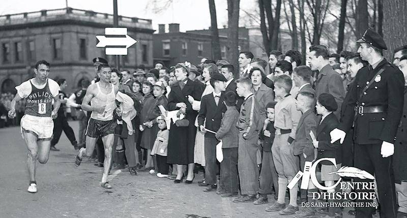 Lors du championnat canadien du marathon de 1952, l’Américain Edo Romagnoli prend la mesure de Gérard Côté pour terminer en deuxième position.  Coll. Centre d’histoire de Saint-Hyacinthe, CH193.