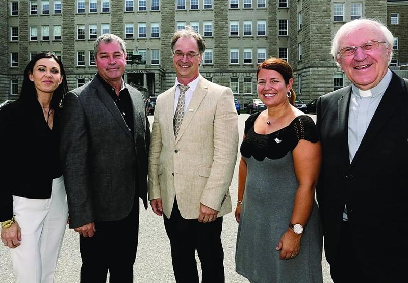 Les installations du Séminaire passent officiellement aux mains de la Commission scolaire de Saint-Hyacinthe. Le ministre de l’Éducation, Yves Bolduc, a donné son aval au projet. On wreconnaît dans l’ordre Chantal Soucy, députée de Saint-Hyacinthe, le ministre Bolduc, Richard Flibotte, président de la CSSH, Caroline Dupré, directrice générale de la CSSH, et le chanoine Jean Corbeil. Photo Robert Gosselin | Le Courrier ©