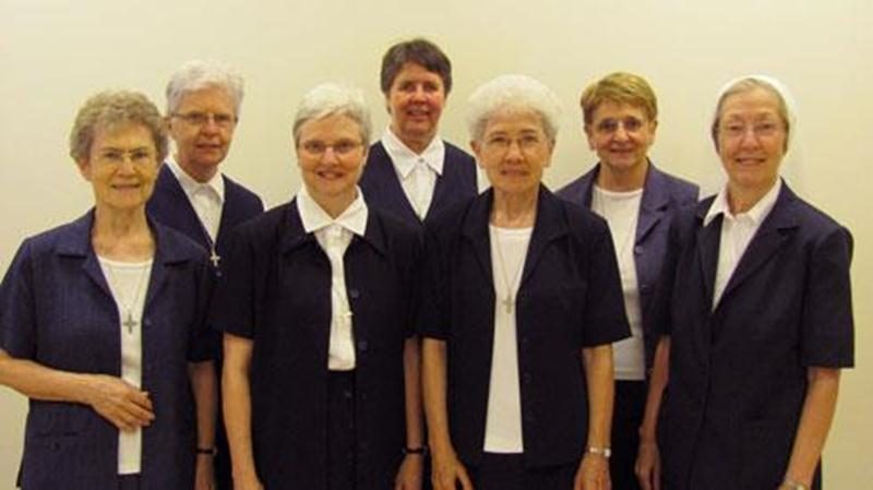 Le 14 août, à leur Maison mère de Saint-Hyacinthe, les religieuses de la Présentation de Marie accueillaient leur nouveau conseil provincial. On reconnaît, dans l’ordre habituel, soeur Édith Lavoie, soeur Louise Benoît, soeur Gisèle Patenaude, assistante provinciale, soeur Monique Parent, soeur Clémence Moreau, supérieure provinciale, soeur Francine Babin et soeur Danielle Duplessis. Les soeurs de la Présentation de Marie sont environ 140 dans la région de Saint-Hyacinthe.