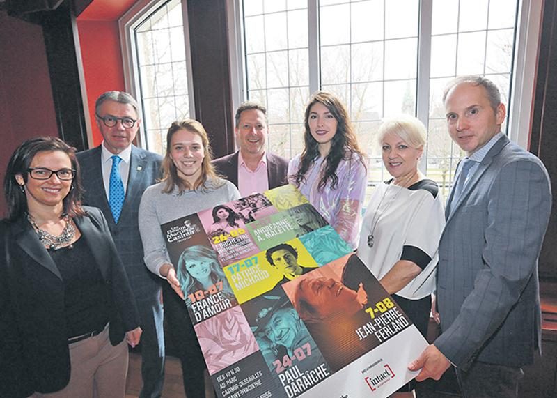 Sur la photo, on retrouve la conseillère en développement culturel au Service des loisirs, Jacinthe Ducas, le maire de Saint-Hyacinthe, Claude Corbeil, la responsable des Beaux mardis de