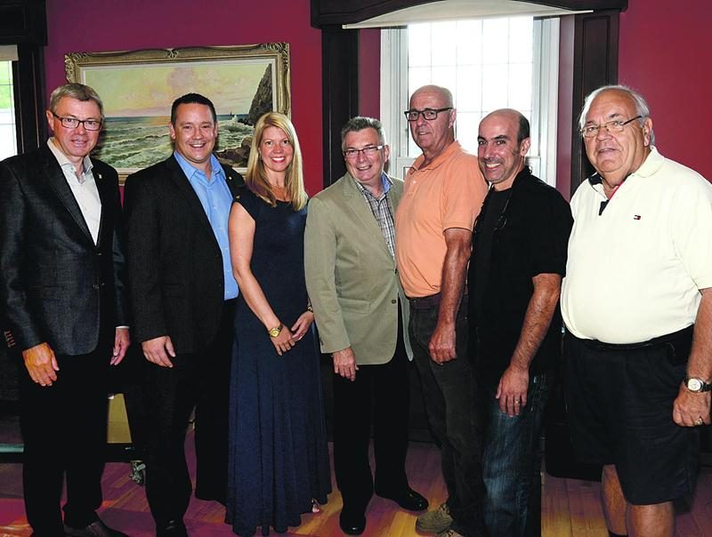 Claude Corbeil, maire de Saint-Hyacinthe, Stéphane Brennan et Joanie Boulay, coprésidents d’honneur du Vins et fromages, Alain Pelletier, directeur général, André Bourgeois, trésorier, François Lortie, président des Amis du Crépuscule, ainsi que Kenneth Hilt, organisateur du Vins et fromages. Photo François Larivière | Le Courrier ©