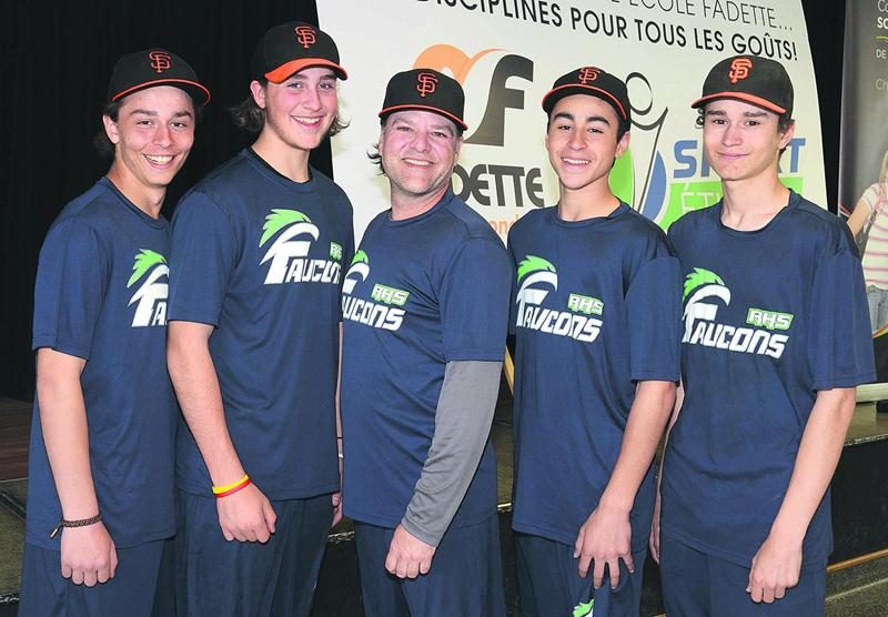 Sur la photo, on retrouve quatre des huits joueurs du sport-études de l’école Fadette qui s’aligneront avec les Faucons de l’Estrie. Dans l’ordre, Charles Deguire, Cédric Desnoyers, l’entraîneur-chef du sport-études baseball Sébastien Allard, Xavier Gonzales et Samuel Robichaud.Photo François Larivière | Le Courrier ©
