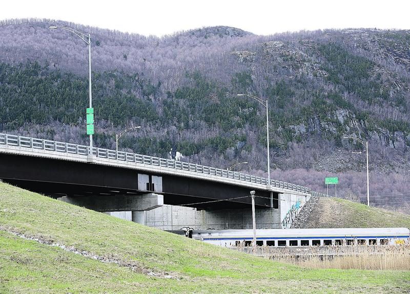 Écartée pour des raisons techniques en 2012, l’option d’un viaduc dans le prolongement du boulevard Casavant revient pourtant dans les discussions. Photo Robert Gosselin | Le Courrier ©