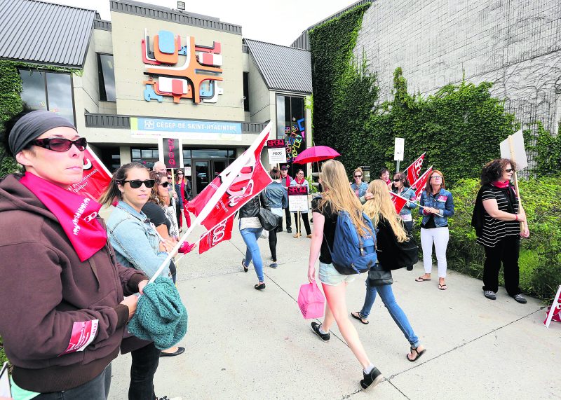 Les nouveaux étudiants du Cégep de Saint-Hyacinthe se sont butés aux piquets de grève à leur première journée de classe. Ils ont toutefois pu entrer dès 8 h. Photo Robert Gosselin | Le Courrier ©