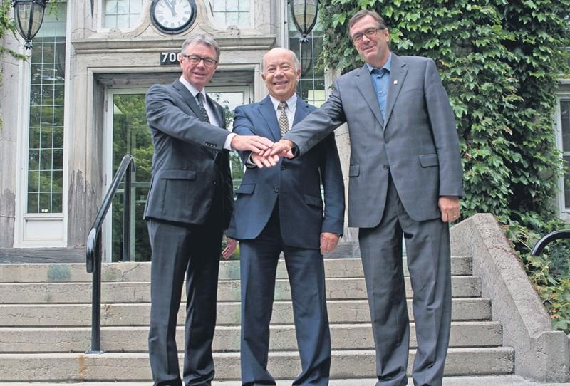 Sur la photo dans l’ordre habituel, le maire de Saint-Hyacinthe, Claude Corbeil, Michel Douville et le directeur général de la Ville, Louis Bilodeau. Photo Martin Lacasse | Le Courrier ©