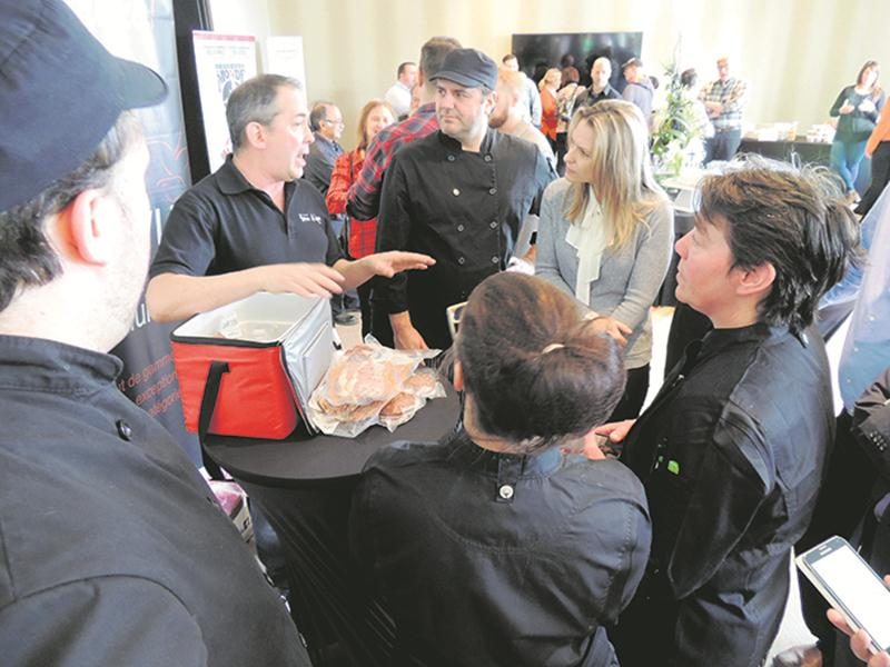 La brigade du Centre de congrès de Saint-Hyacinthe, Brigitte Cazelais, Véronique Prévost, Francis Duchesne et Sébastien Caron, ainsi que Sylvie Larose, directrice contrôle qualité et de l’approvisionnement, discutent avec Simon Hamelin de la Ferme Kobec.  Photo Anna Potapova