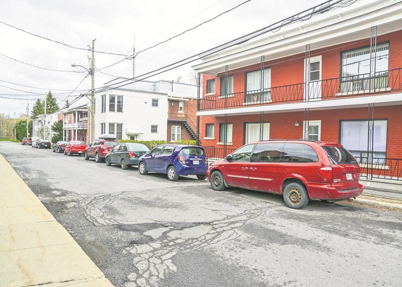 Après les acquisitions d’immeubles sur Marguerite-Bourgeoys, la Ville de Saint-Hyacinthe convoite maintenant ces cinq immeubles sur la rue Saint-François. Photo François Larivière | Le Courrier ©