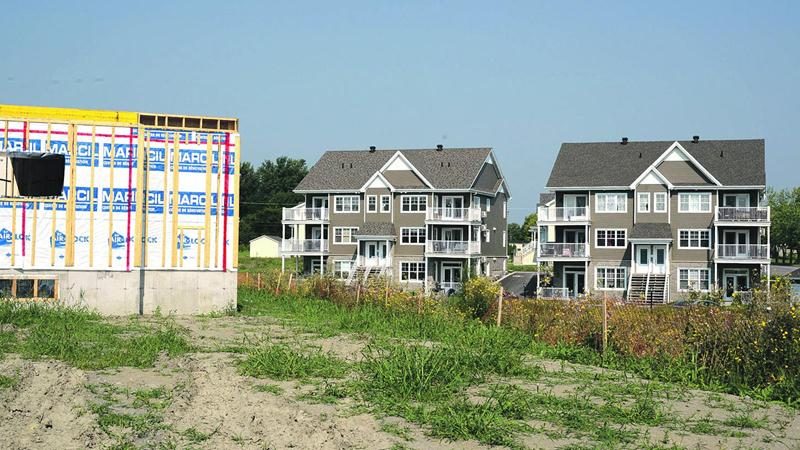 Au Domaine sur le vert à Saint-Hyacinthe, la vente de maisons neuves risque de devenir plus difficile sans l’accès aux crédits de taxes. Photo François Larivière | Le Courrier ©